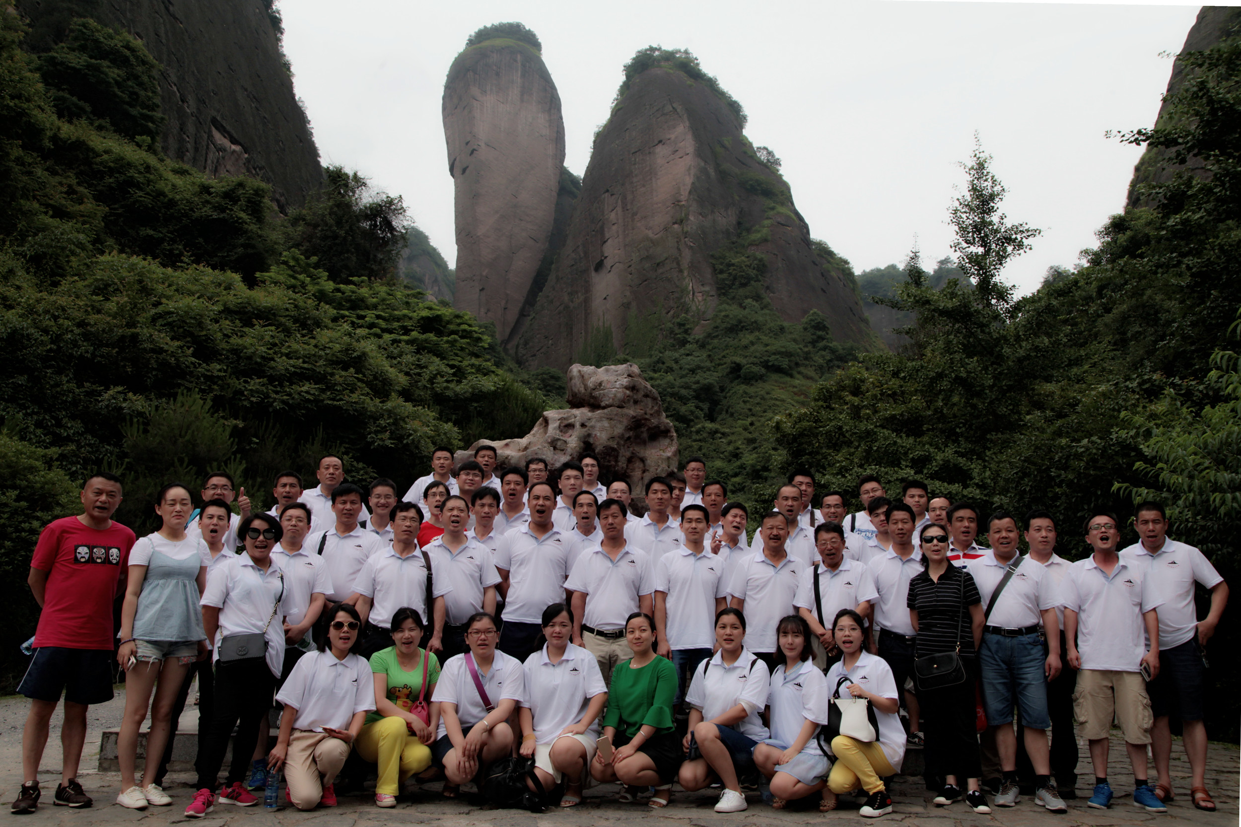 6月11日，全體與會(huì)人員游覽了崀山八角寨、辣椒峰景區(qū)
