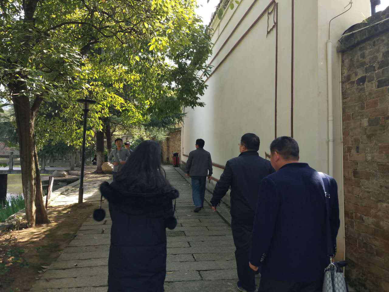 圖二:在導(dǎo)游陪同下參觀校園
