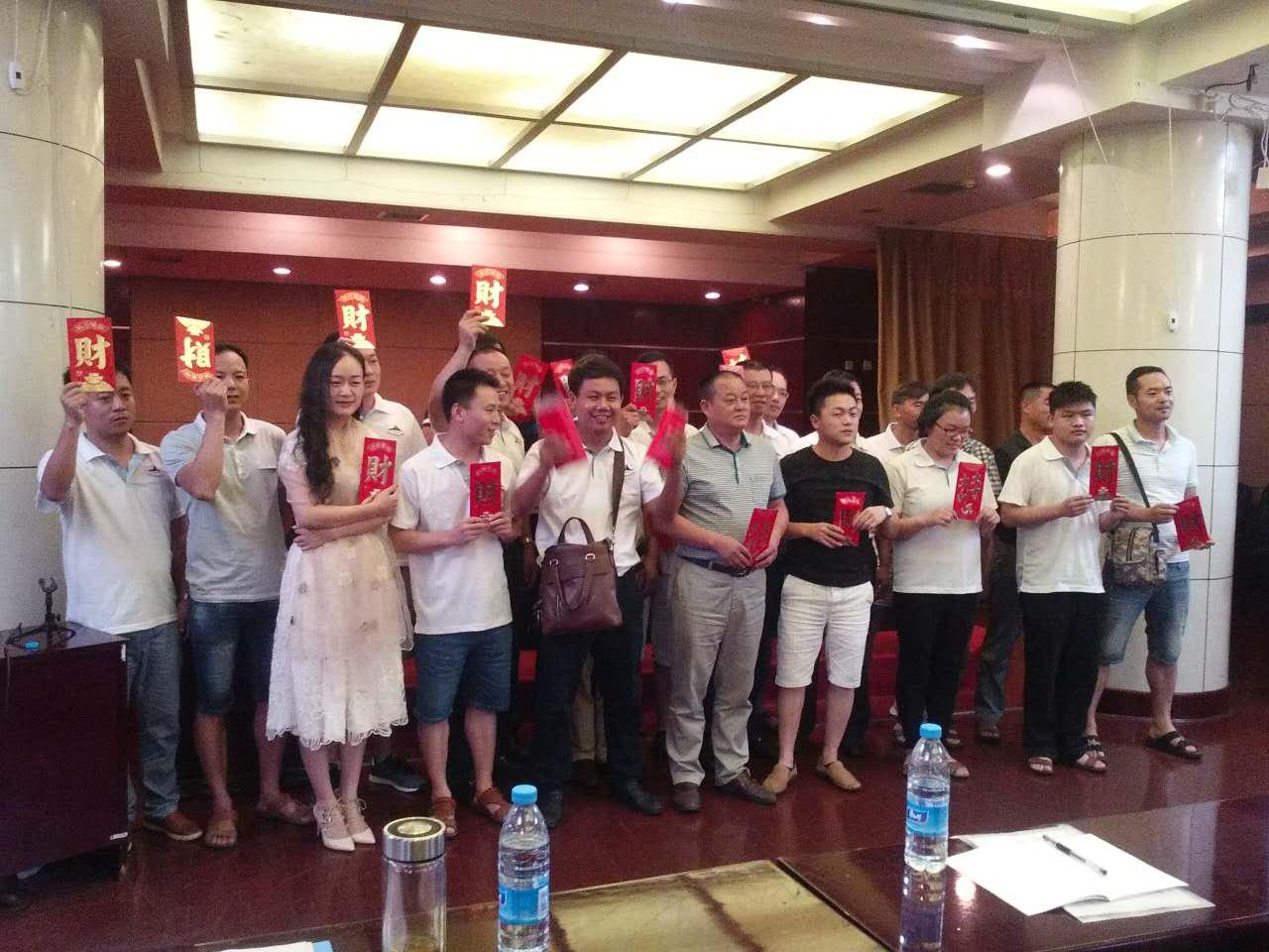 獲獎(jiǎng)人員喜笑顏開(kāi)、高舉“紅包”