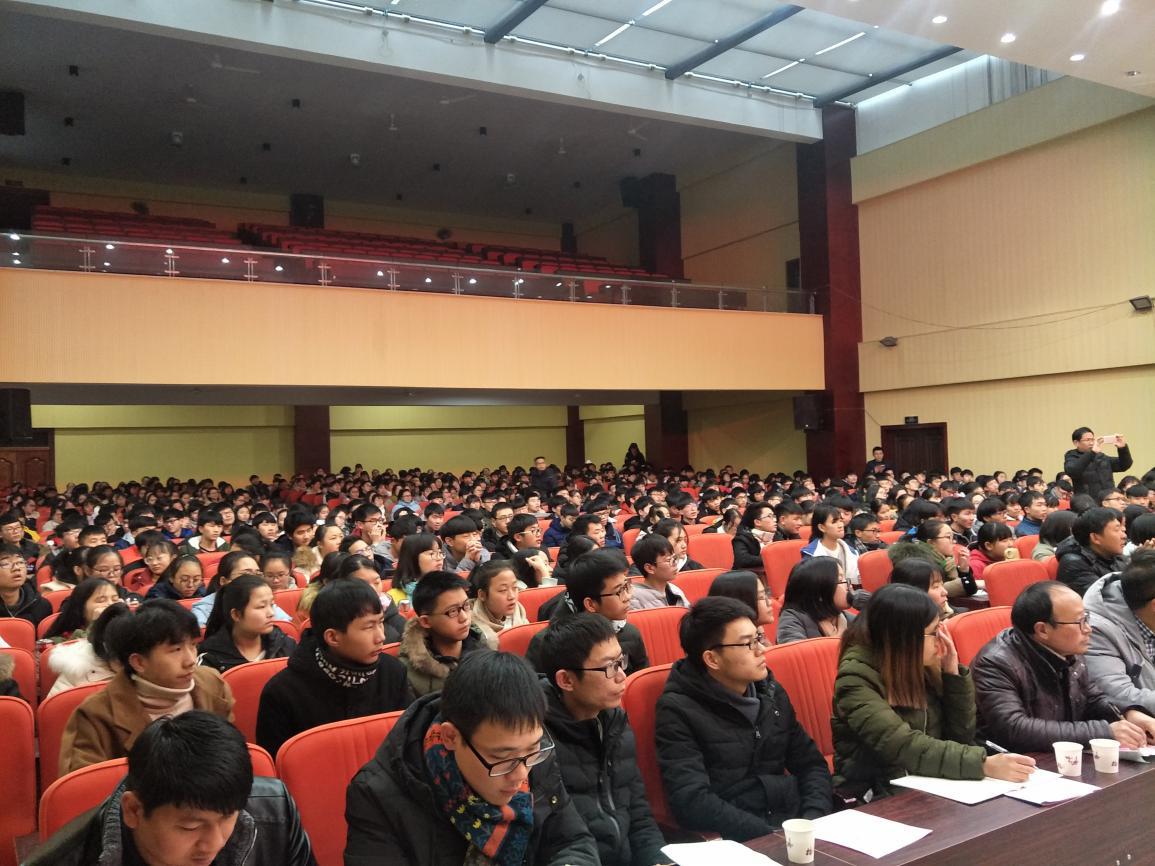 講座現(xiàn)場，老師和學生們認真聆聽專家的授課